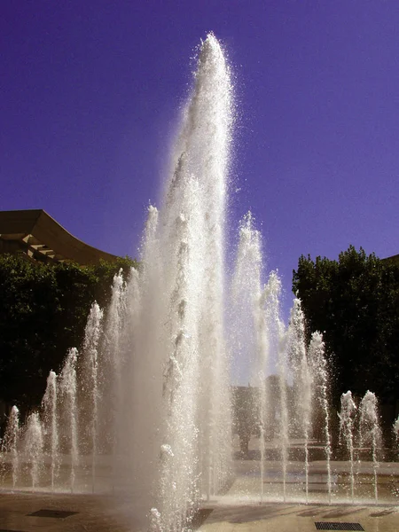 Blick Auf Brunnen Und Architektur Des Languedoc Bei Tag Frankreich — Stockfoto