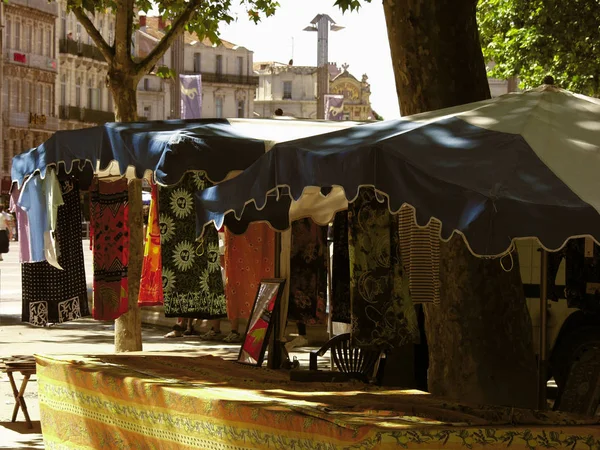 Weergave Van Mensen Lopen Langs Marketplace Languedoc Overdag Frankrijk — Stockfoto