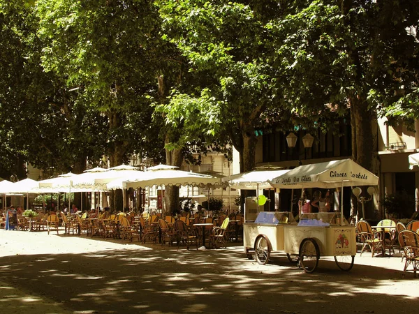 Wandelen Het Park Met Outdoor Cafe Warme Zomerdag Languedoc Frankrijk — Stockfoto