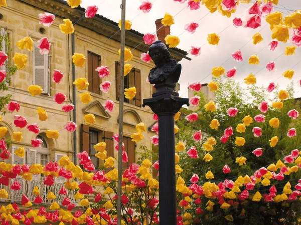 Papier Blumen Fahnen Feier Fest Fete Montpon Dorf Dordogne Frankreich — Stockfoto