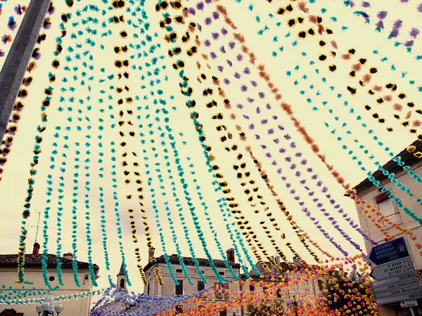 Montpon 村多尔多涅的纸花旗庆祝节 — 图库照片