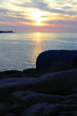 Ploumanach kayalık sahil şeridi boyunca günbatımı, Fransa