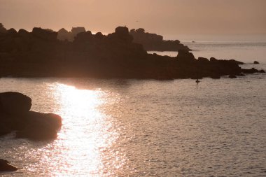 Ploumanach, Fransa'nın kıyı şeridi üzerinde güzel gün batımı