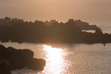 Ploumanach, Fransa'nın kıyı şeridi üzerinde güzel gün batımı