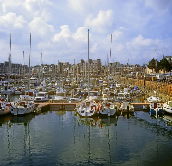 Boten Ligplaatsen Bij Haven Van Franse Stad Overdag — Stockfoto