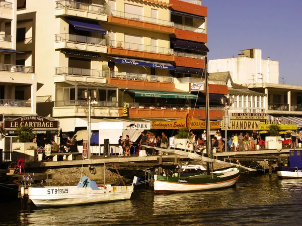 France Languedoc Agosto 2001 Gente Cammina Sul Lungomare Con Barche — Foto Stock