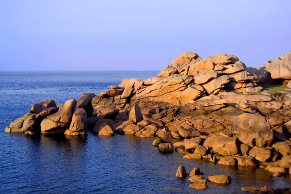 Ploumanach 岩石海岸线在白天 — 图库照片