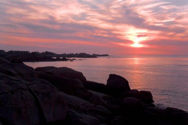 Ploumanach, Fransa'nın kıyı şeridi üzerinde güzel gün batımı