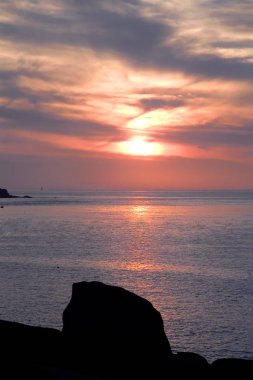 Ploumanach, Fransa'nın kıyı şeridi üzerinde güzel gün batımı