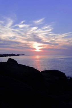 Ploumanach, Fransa'nın kıyı şeridi üzerinde güzel gün batımı