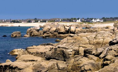 Pointe de trevignon gündüz, Fransa, kayalık sahil şeridi