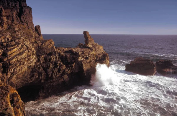 Cliff Com Ondas Salpicantes Mar Durante Dia — Fotografia de Stock