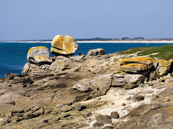 法国白天 Trevignon 的岩石海岸线 — 图库照片