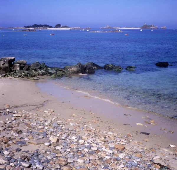 昼間の海の小石の海岸線 — ストック写真