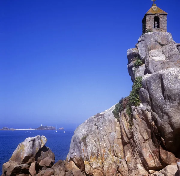 Cliff Üzerinde Kilise Ile Doğal Peyzaj — Stok fotoğraf