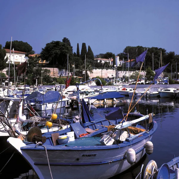 Barche Vela Galleggianti Mare Durante Giorno — Foto Stock