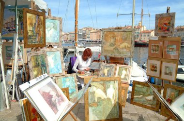 Fransa, Saint-Tropez-02 Ekim 2002: liman resimlere satan sanatçılar
