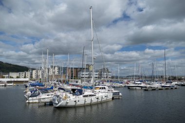Swansea marina dock Dock bağlantı noktası tekne tekneler Galler glamorgan İngiltere'de tekne liman 