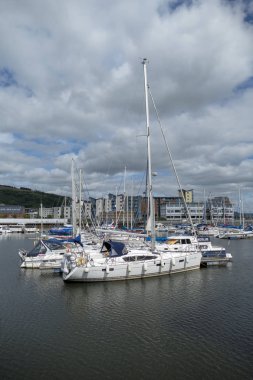 Swansea marina dock Dock bağlantı noktası tekne tekneler Galler glamorgan İngiltere'de tekne liman 