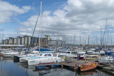 Swansea marina dock Dock bağlantı noktası tekne tekneler Galler glamorgan İngiltere'de tekne liman 