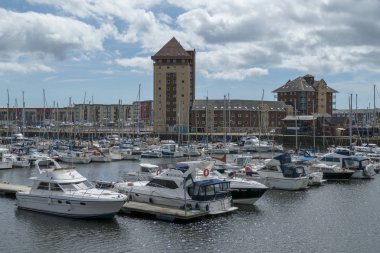 Swansea marina dock Dock bağlantı noktası tekne tekneler Galler glamorgan İngiltere'de tekne liman 