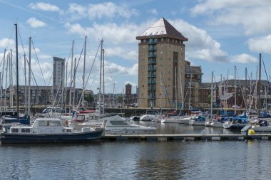 Swansea marina dock Dock bağlantı noktası tekne tekneler Galler glamorgan İngiltere'de tekne liman 