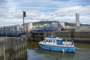 Swansea marina dock Dock bağlantı noktası tekne tekneler Galler glamorgan İngiltere'de tekne liman 