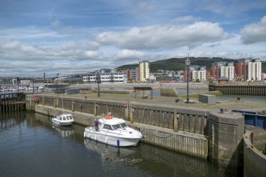 Swansea marina dock Dock bağlantı noktası tekne tekneler Galler glamorgan İngiltere'de tekne liman 