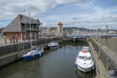 Swansea marina dock Dock bağlantı noktası tekne tekneler Galler glamorgan İngiltere'de tekne liman 