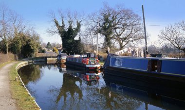 Bunlar Dar tekneler, mavnalar, Stratford Kanalı'ndaki yüzen evler, Warwickshire, İngiltere, İngiltere. Bu görüntü leica kamera kullanılarak filme çekildi. 