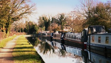 Bunlar Dar tekneler, mavnalar, Stratford Kanalı'ndaki yüzen evler, Warwickshire, İngiltere, İngiltere. Bu görüntü leica kamera kullanılarak filme çekildi. 