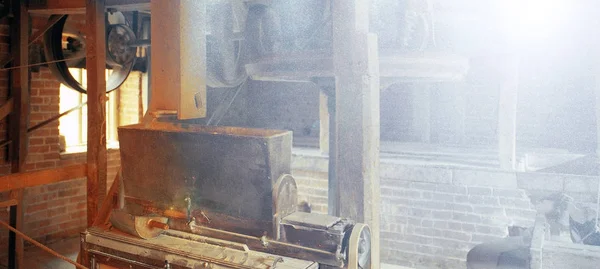 查理科特磨坊一个老水轮动力磨坊 沃里克郡 英格兰米德兰兹 磨坊已修复 并再次完全工作 它为印度餐馆生产面粉 图像是在 35Mm 彩色胶片上使用 Leica — 图库照片