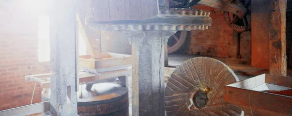 查理科特磨坊一个老水轮动力磨坊 沃里克郡 英格兰米德兰兹 磨坊已修复 并再次完全工作 它为印度餐馆生产面粉 图像是在 35Mm 彩色胶片上使用 Leica 图库图片