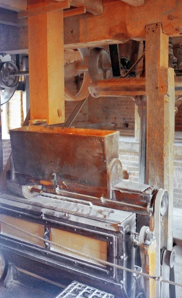 查理科特磨坊一个老水轮动力磨坊 沃里克郡 英格兰米德兰兹 磨坊已修复 并再次完全工作 它为印度餐馆生产面粉 图像是在 35Mm 彩色胶片上使用 Leica 免版税图库照片