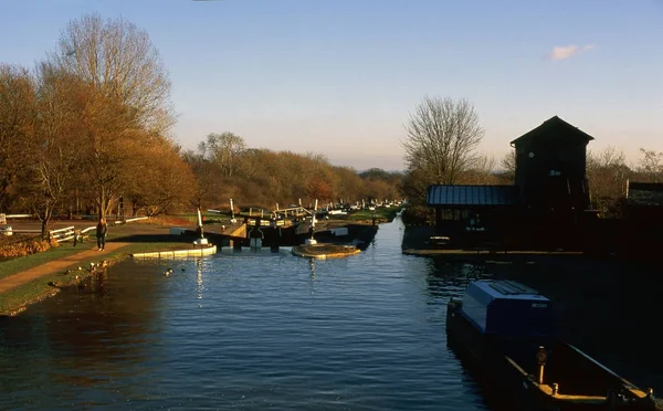 ハットンロックスグランドユニオン運河内陸水路ワーウィックシャーイングランド英国 ライカカメラでフィルム上で撮影 — ストック写真