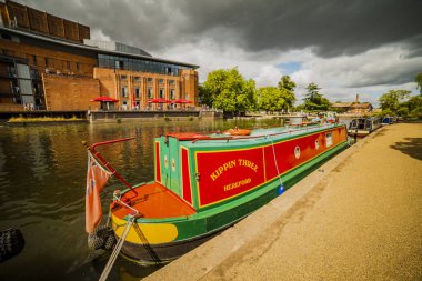 Stratford upon Avon, Warwickshire, İngiliz Midlands, İngiltere. Halk güneşin tadını çıkaran popüler turizm tatil kasabasında yazlar günü.