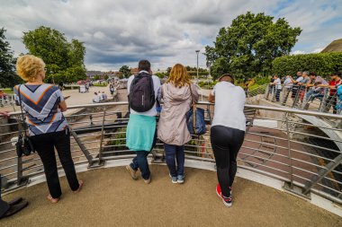 Stratford upon Avon, Warwickshire, İngiliz Midlands, İngiltere. Halk güneşin tadını çıkaran popüler turizm tatil kasabasında yazlar günü.
