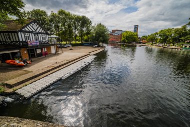 Stratford upon Avon, Warwickshire, İngiliz Midlands, İngiltere. Halk güneşin tadını çıkaran popüler turizm tatil kasabasında yazlar günü.