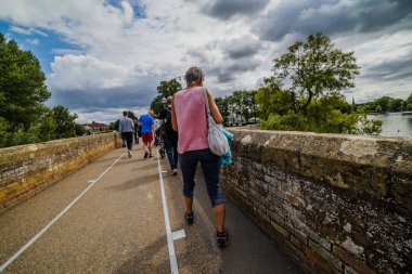 Stratford upon Avon, Warwickshire, İngiliz Midlands, İngiltere. Halk güneşin tadını çıkaran popüler turizm tatil kasabasında yazlar günü.