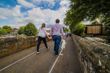 Stratford upon Avon, Warwickshire, İngiliz Midlands, İngiltere. Halk güneşin tadını çıkaran popüler turizm tatil kasabasında yazlar günü.