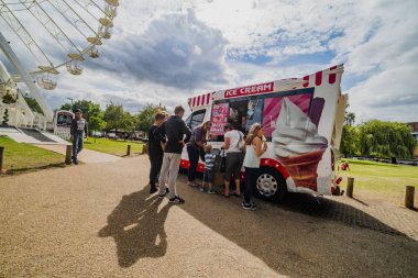 Stratford upon Avon, Warwickshire, İngiliz Midlands, İngiltere. Halk güneşin tadını çıkaran popüler turizm tatil kasabasında yazlar günü.