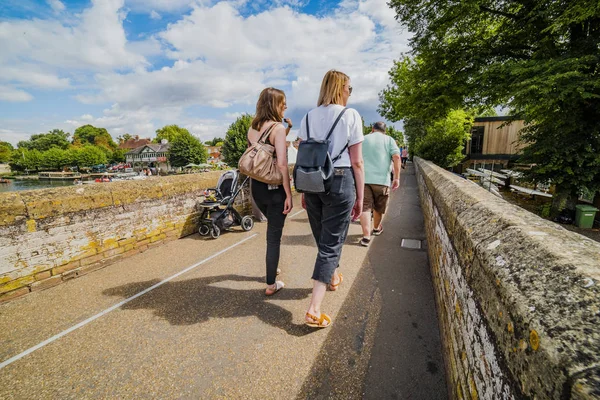 Stratford upon Avon, Warwickshire, İngiliz Midlands, İngiltere. Halk güneşin tadını çıkaran popüler turizm tatil kasabasında yazlar günü.