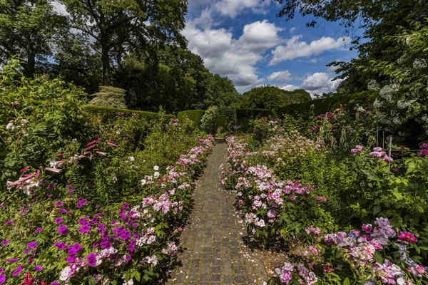 花园在基夫特盖特法院在科茨沃尔德英格兰英国 — 图库照片