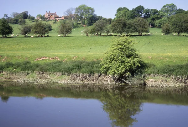 河谷的河流什罗普郡中部英格兰英国 — 图库照片