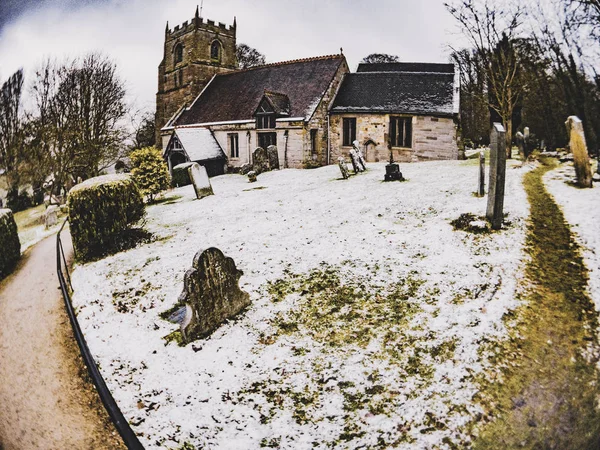 Church of England seurakunnan kirkko Englanti kylässä Englanti UK — kuvapankkivalokuva