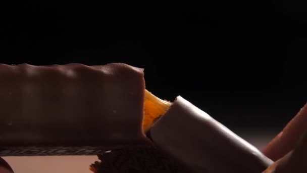 Eltörni egy finom csokit karamellás töltelékkel.. — Stock videók
