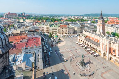 Krakow, Polonya'nın Ana Meydanı manzaralı ön planda güzel retro fener