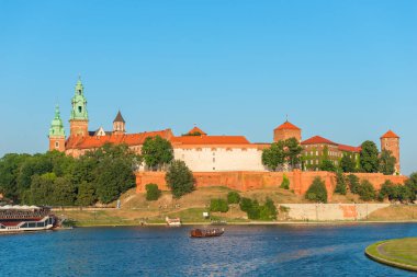 Krakow, Polonya - 11 Ağustos 2017: landmark şehrin - gün batımında Wawel Kalesi
