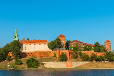 Krakow, Polonya - 11 Ağustos 2017: manzaraları Wisla nehir kıyısında şehir Wawel Kalesi panoraması 
