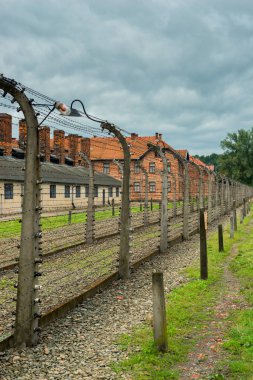 Auschwitz, Polonya - 12 Ağustos 2017: ölüm toplama kampı tel ile yüksek gerilim hattında